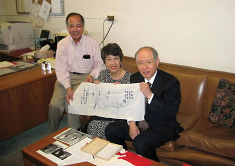 李政道博士から野依良治博士夫妻に渡された湯川秀樹博士使用の手ぬぐい