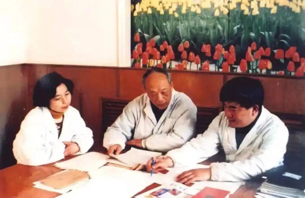王振義と陳竺らの写真