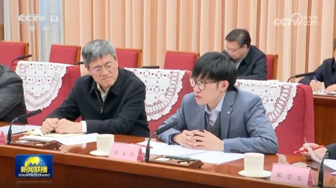 梁文鋒が座談会に出席