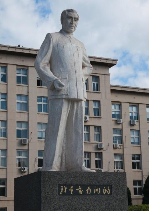 南開大学主楼前の周恩来像