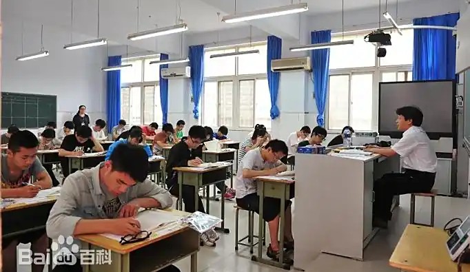 高考の試験風景の写真