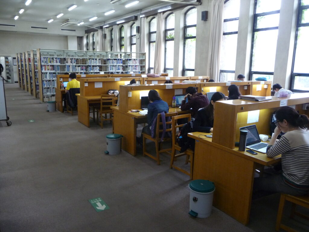 清華大学図書館の内部