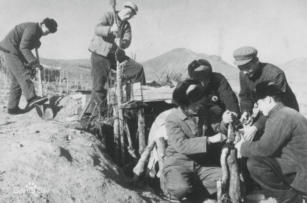 下放されて労働に従事する人たちの写真