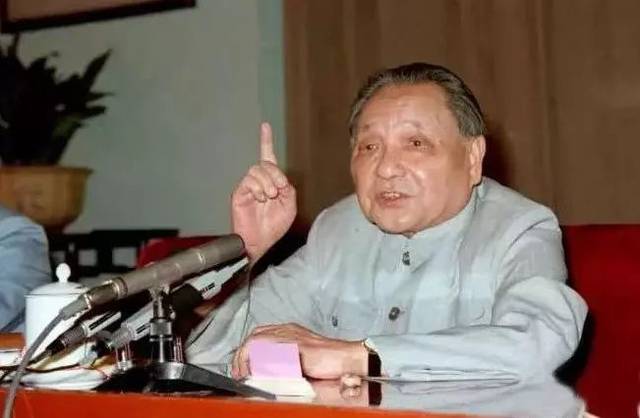 南巡講話を行う鄧小平