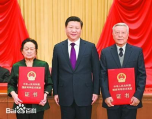 国家最高科学技術賞を受賞する屠呦呦