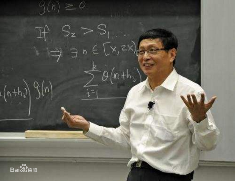 数学を講義するイータン・チャン