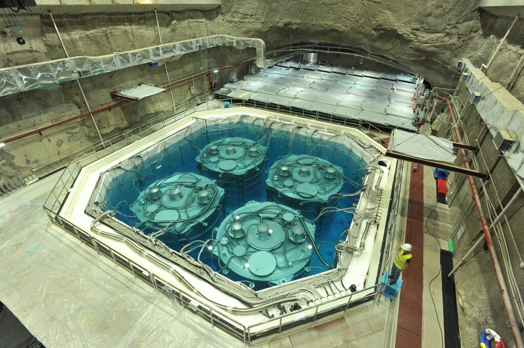 大亜湾ニュートリノ実験装置の写真