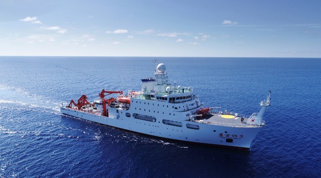 海洋観測船東方紅3号の写真